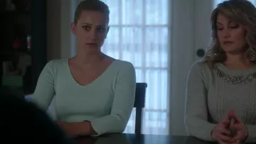 Suéter de Betty Cooper (Lili Reinhart) en Riverdale S02E15