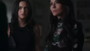 Le top fleuri Club Monaco de Hermione Lodge (Marisol Nichols) dans Riverdale S02E15