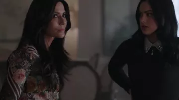 La blouse fleurie d'Hermione Lodge (Marisol Nichols) dans Riverdale S02E15