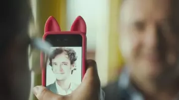 The shell of the phone ear to chat on the phone to Josephine (Marilou Berry) in the movie Josephine