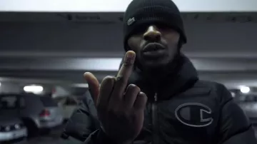 La chaqueta de plumas Champion en el video musical Shinigami de Dehmo