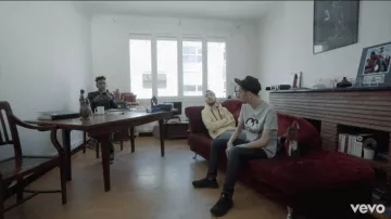 La paire de Nike Air Huarache noires de Bigflo dans le clip Personne de Bigflo & Oli