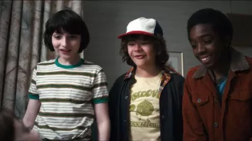 La gorra blanca y roja de Dustin (Gaten Matarazzo) en Stranger Things Temporada 1 Episodio 4
