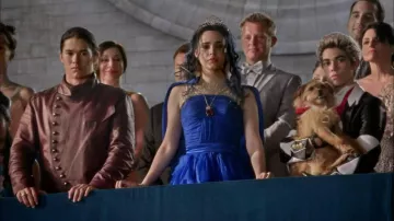Evie (Sofia Carson) tiara perruque bleu comme on le voit dans Descendants