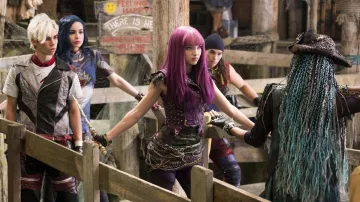Longue perruque pourpre porté par le Mal (Dove Cameron) comme on le voit dans les Descendants 2