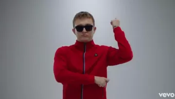 The red jacket Le Coq Sportif of Vald in his clip out of tune