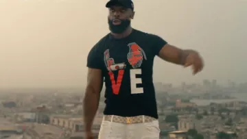 La ceinture Louis Vuitton en damier avec les initiales "LV" que porte Kaaris dans son clip Diarabi