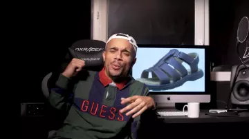 Le polo Guess manches longues de Mister V dans sa vidéo Faire un album la suite