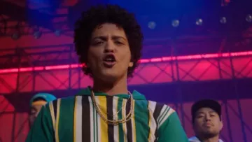 The chain / collar of Bruno Mars in his clip Finesse feat. Cardi B.