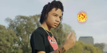 The t-shirt such As Boys of YBN Nahmir in her video clip Bounce Out With That