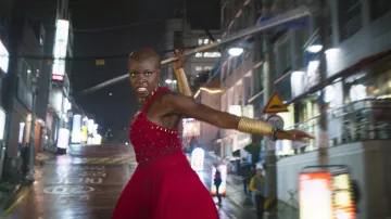 La robe rouge portée par Okoye (Danai Gurira) dans Black Panther