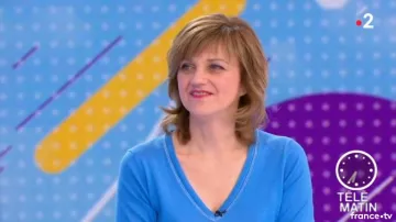 The blue sweater V-neck Valerie Mauritius in Télématin from the 13/03/2018