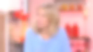 Le pull en cachemire bleu de Agathe Lecaron dans La maison des maternelles du 29/01/2018