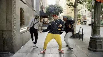 La pantalon jaune de Chris Brown dans le clip Freaky Friday de Lil Dicky