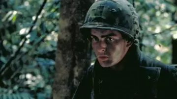 Le casque militaire de Chris Taylor (Charlie Sheen) dans Platoon