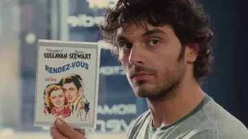 Le film Rendez-vous choisi dans le vidéoclub par Ni­co­las Malle  (Pio Mar­maï) dans le film Un heureux événement