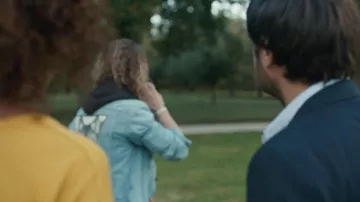 La chaqueta vaquera "Loup" Queen for dinner" de Julien Doré en Dix pour cent S02E03