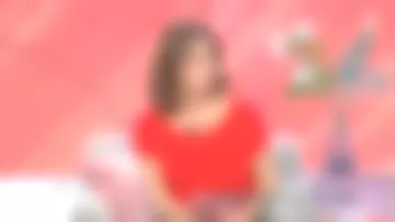 El jersey rojo con bordes dorados de Faustine Bollaert en Ça comienza aujourd'hui del 20/03/2018