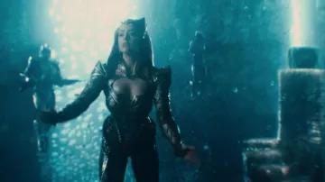 La corona de Mera (Amber Heard) vista en liga de la justicia