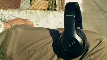 The headphones Beats solo 3 in the clip Medellín of Niska