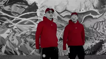 Le sweatshirt à capuche rouge Rewind dans le clip Top Album de Mister V