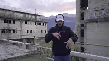 La casquette blanche Rewind dans le clip Top Album de Mister V