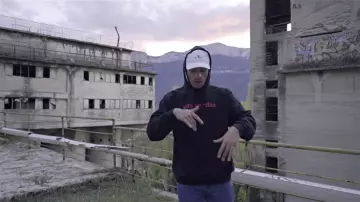 La casquette blanche Rewind dans le clip Top Album de Mister V