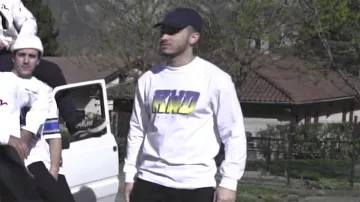 Le sweatshirt blanc RWD (Rewind) dans le clip Top Album de Mister V