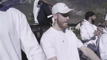 Le t-shirt blanc de la marque Rewind France dans le clip Top Album de Mister V