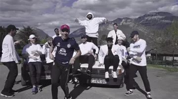 La veste bomber blanche R. Classic dans la vidéo Youtube Top Album de Mister V