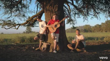 La casquette de Bigflo dans le clip Papa de Bigflo & Oli feat. Fabian