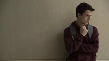 The sweatshirt hoody bordeaux Clay Jensen (Dylan Minnette) in 13 reasons why S01E02