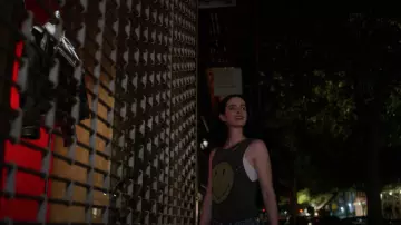 Le débardeur troué avec un smiley de Jessica Jones (Krysten Ritter) dans Jessica Jones S02E07