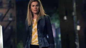La chaqueta Alexander McQueen con euskeras y superposiciones de mezclilla de Trish Walker S02E08 (Rachael Taylor)