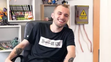 Le t-shirt Nike "Just Don't Quit" de Squeezie dans sa vidéo Cet homme va changer votre vie amoureuse