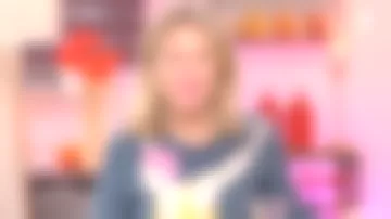 Le pull en cachemire motif nageuse de Agathe Lecaron dans La maison des maternelles du 19/03/2018