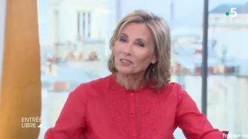 La camisa roja Detalles de volantes de encaje en el cuello de Claire Chazal en Entrada gratuita del 19/03/2018