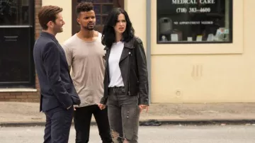 The jean grey ripped R13 of Jessica Jones (Krysten Ritter) in Jessica Jones S02E10