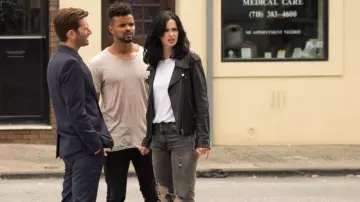 Le jean gris déchiré R13 de Jessica Jones (Krysten Ritter) dans Jessica Jones S02E10