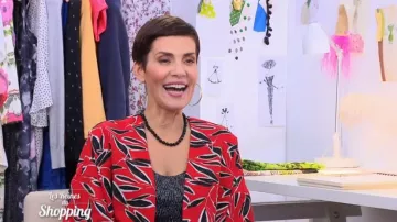 La veste rouge imprimée de Cristina Cordula dans Les reines du shopping du 21/03/2018