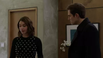 Le pull Sandro d' Ivy Belfrey (Adelaide Kane) dans Érase una vez S07E13