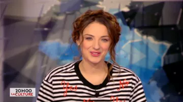 Le T shirt à rayures avec broderie Yes No de Camille Lavabre dans La météo de L'info du vrai du 20/03/2018