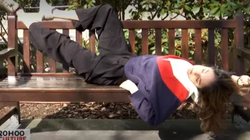 Le sweat Hoodie tricolore de Camille Lavabre dans La météo de L'info du vrai du 21/03/2018