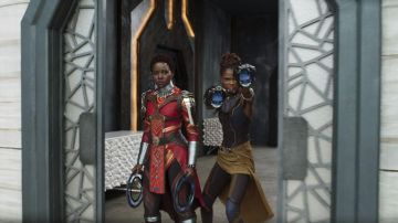 Falda de cuero de Shuri (Letitia Wright) como se ve en Black Panther