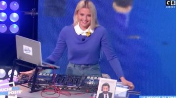 Le pull bleu Claudie Pierlot porté par Kelly Vedovelli dans Touche pas à mon poste le 13.03.18