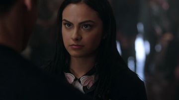Le haut à col brodé Miu Miu de Veronica Lodge (Camila Mendes) dans Riverdale S02E16