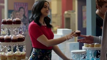 La jupe fleurie Top Shop de Veronica Lodge (Camila Mendes) dans Riverdale S02E16