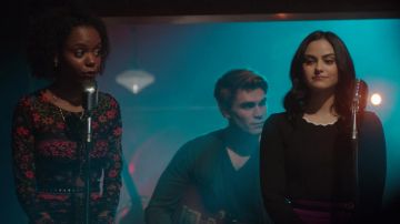 Le top Zara de Veronica Lodge (Camile Mendes) dans Riverdale S02E16