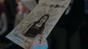 La robe noire à dentelle Self Portrait de Veronica Lodge (Camila Mendes) dans Riverdale S02E16
