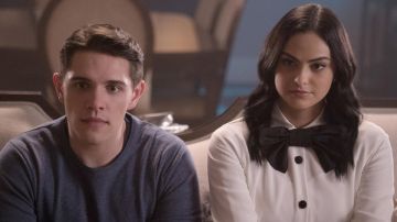 La blouse avec nœud papillon Miu Miu de Ve­ro­nica Lodge (Ca­mila Mendes) dans Ri­ver­dale S02E16